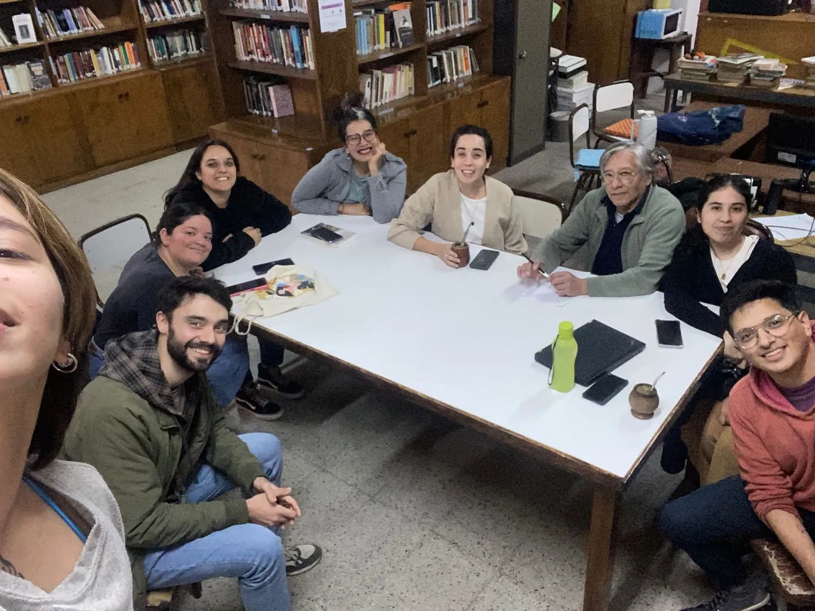 🌟 ¡Encuentro de voluntaries en la biblio! 📚💜